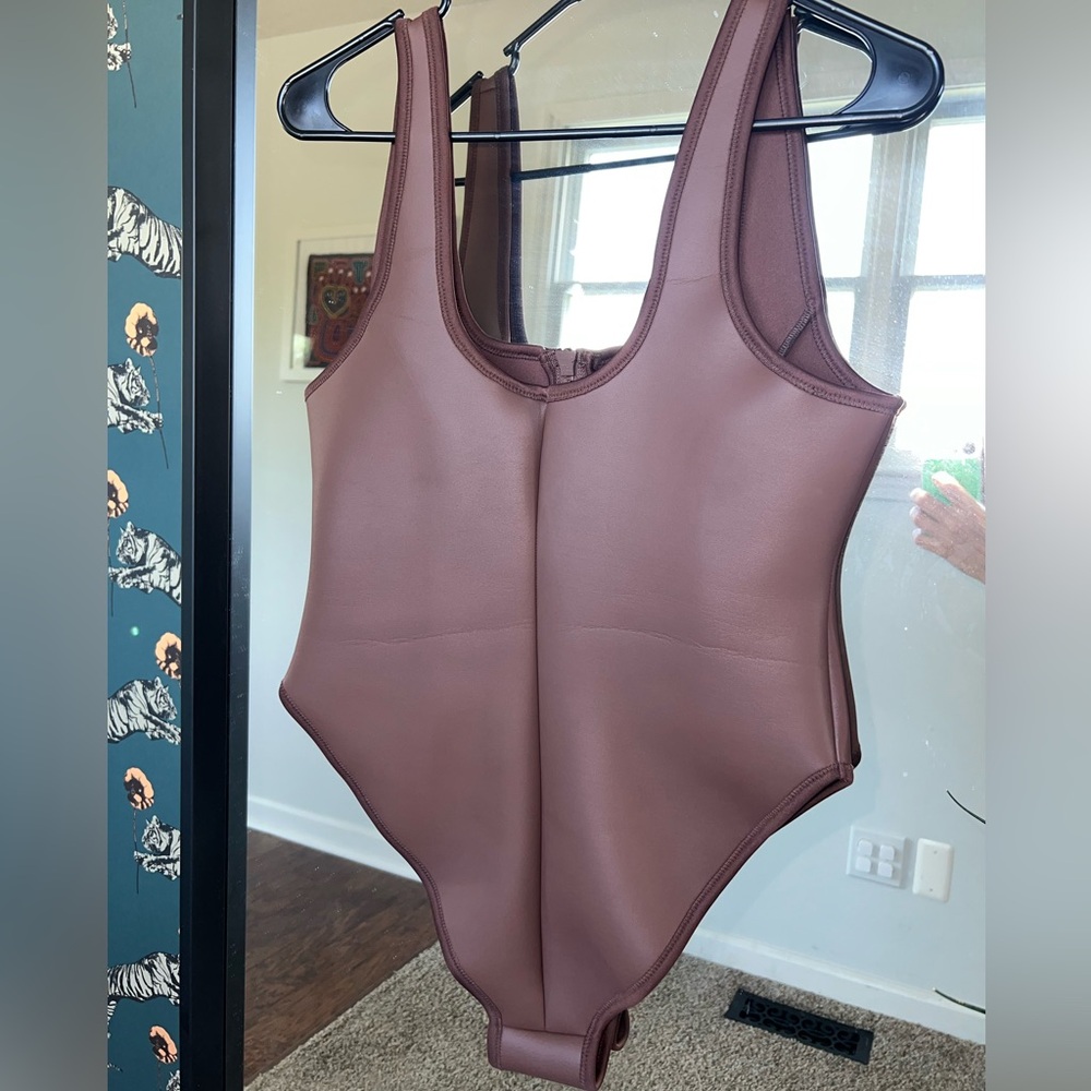SKIMS RUBBERIZED SCUBA SWIM SCOOP NECK ONE PIECE in cocoa NWT - Picture 7 of 9
